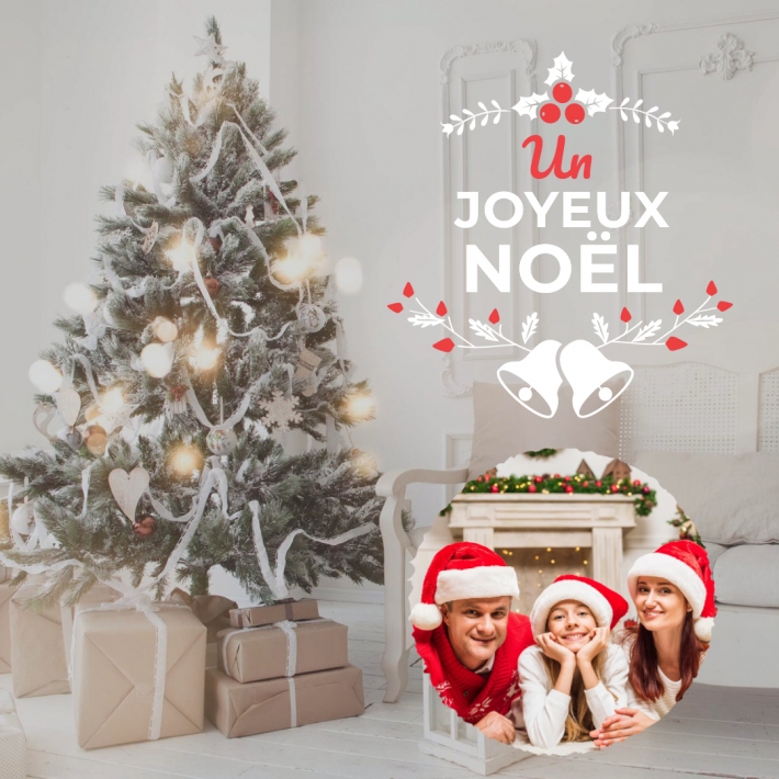 Une carte joyeux Nol au format carr avec un sapin joliment dcor d une guirlande lumineuse au pied duquel de petits cadeaux sont prsents